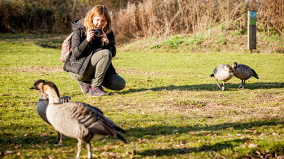 Student takes photos of wildlife on field trip