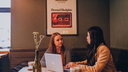 Two students talking in a cafe.