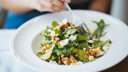 Close up of a salad, example of a meal that can be obtained with a voucher