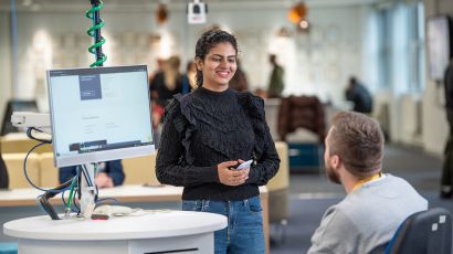 Student talking to library staff at the help desk