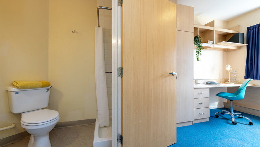 Ensuite at Upper Quay House accommodation