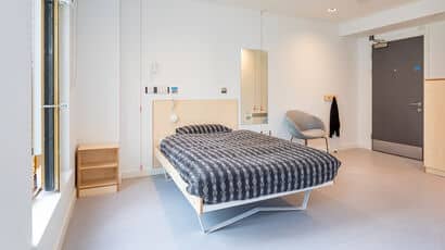 An adapted room in Purdown View accommodation, including a bed with adjustable height, wide doorways, spacious floor plan and red emergency cord.