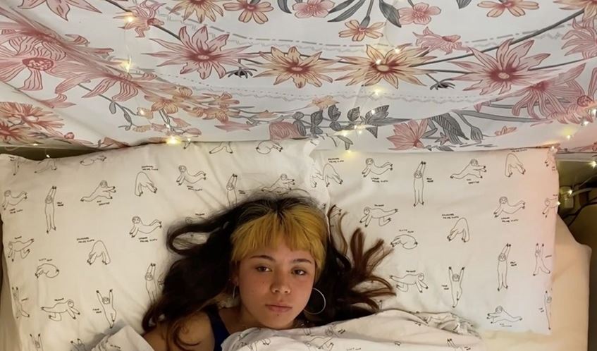 Women lying in bed, looking up into the camera on the ceiling (still from the film “Lost and Found”)