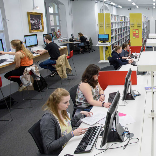 Students working in Glenside Library.